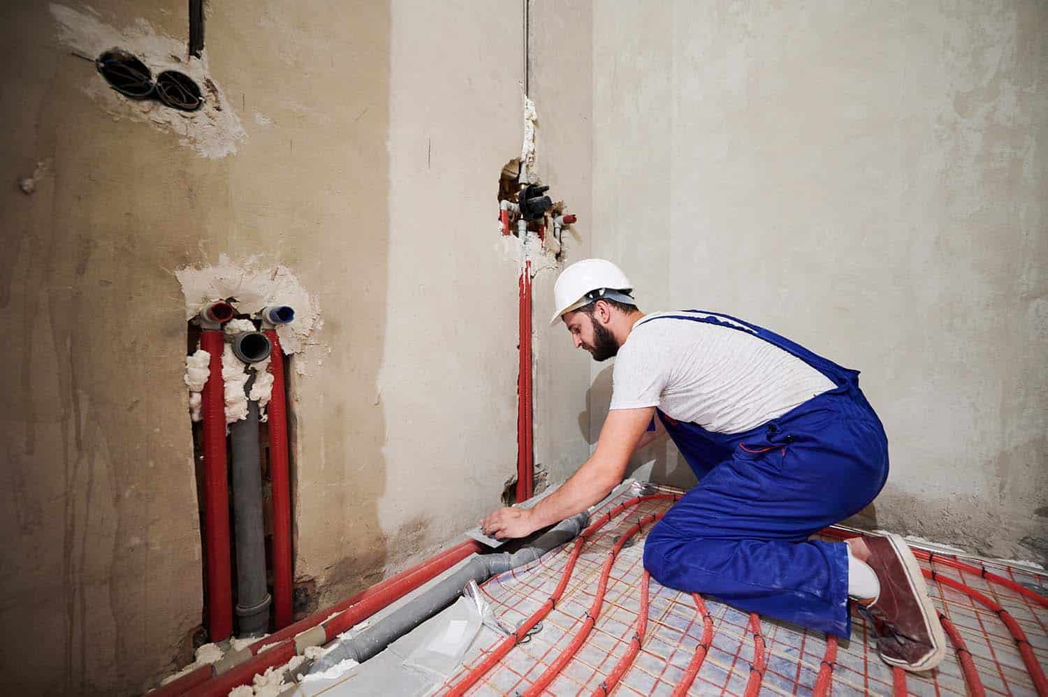 impianto idraulico sanitario con operatore